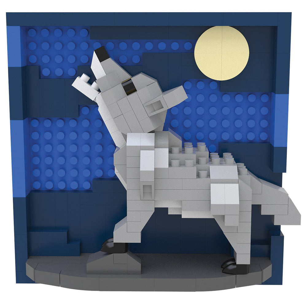 A small block-built wolf sculpture in light gray stands in front of a blue stud-pattern backdrop with a pale yellow moon and dark blue night sky, mounted on a gray base.