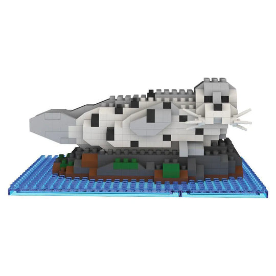 Mini building block set shaped like a harbor seal on a blue baseplate with a white background.